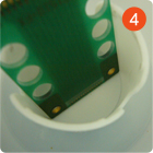 洗浄剤を溜めて、電極部分をつけるイメージ